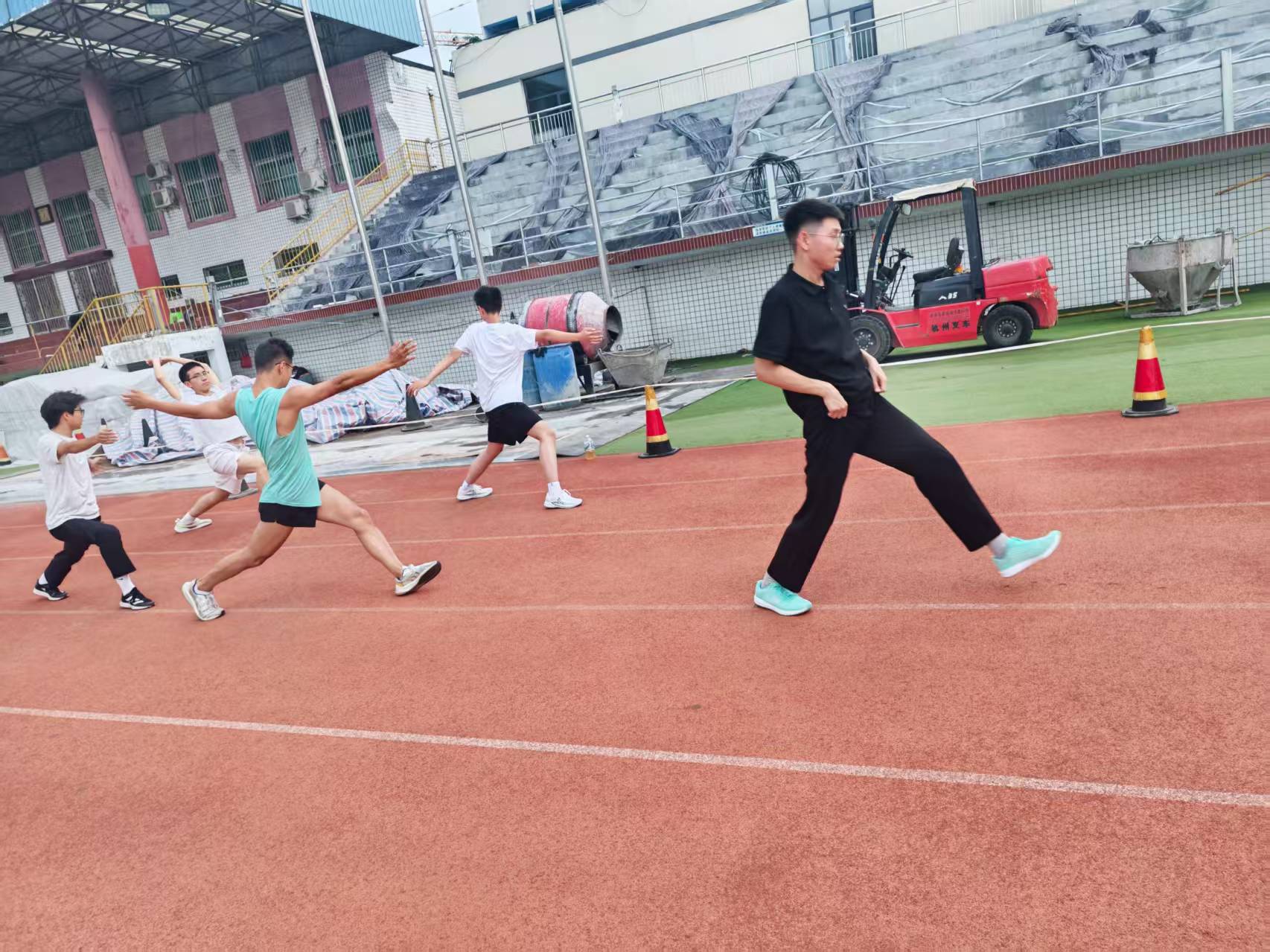 跑道训练动作现场：学生在跑道上进行训练