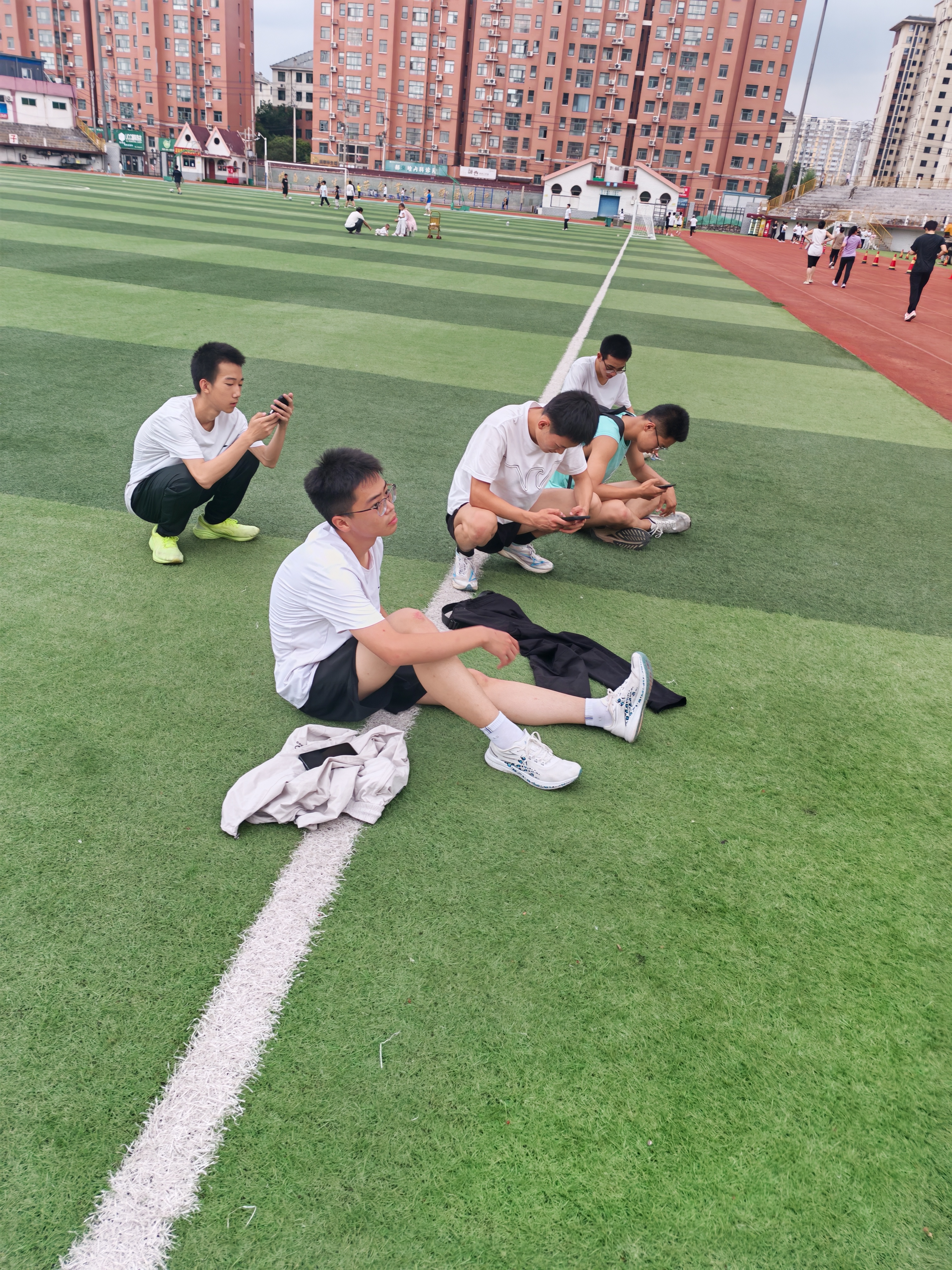 暑期体考生训练现场：学生在操场进行训练